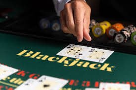 Tampilan meja Live Roulette di slot thailand dengan dealer dan roda langsung